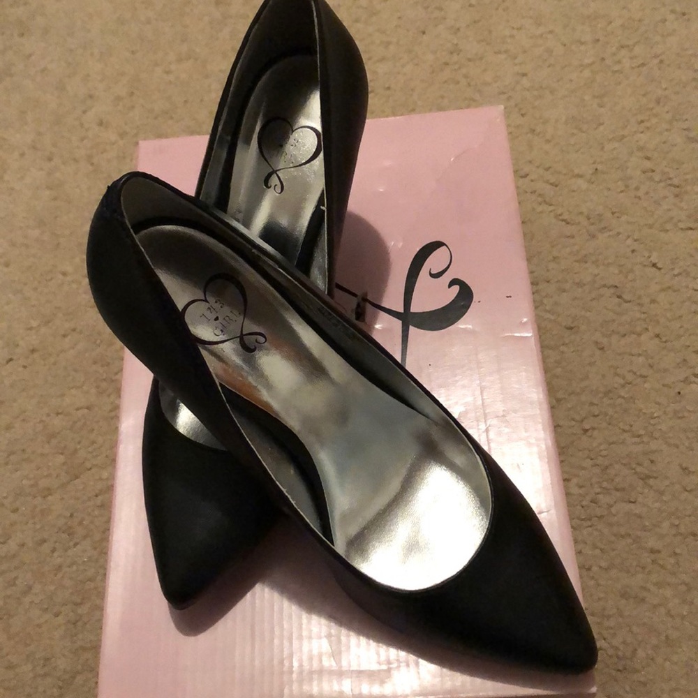 143 Girl women’s black dress pumps